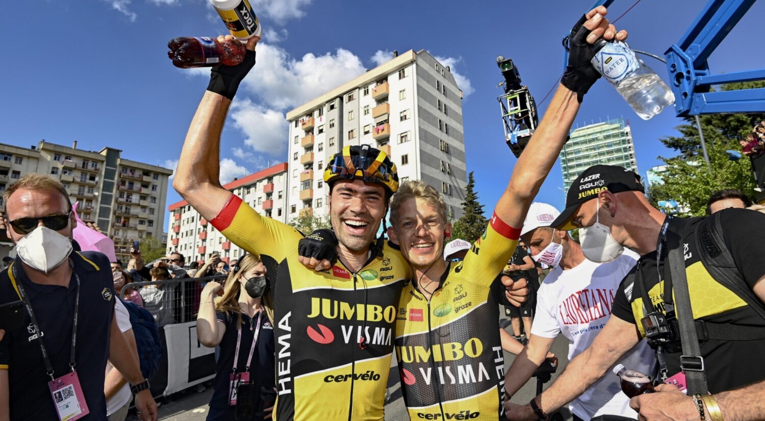 			© Dumoulin en Bouwman vieren feest na de etappeoverwinning van Koen in de Giro 2022
	