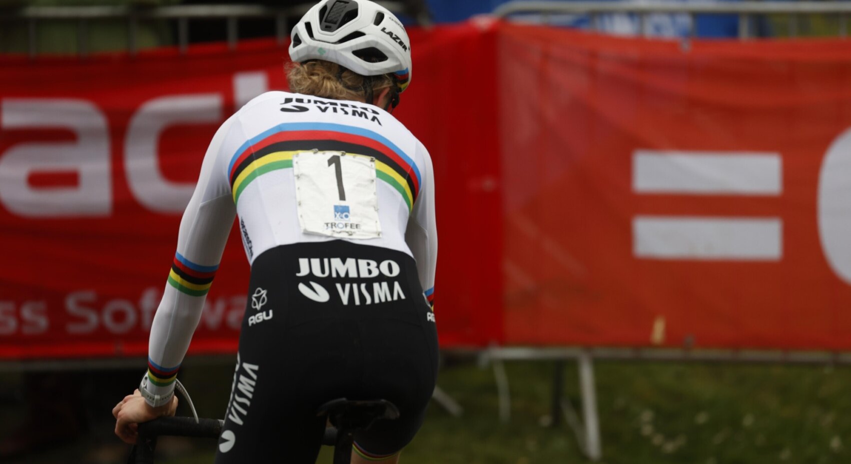 Van Empel starts cross season with victory in Beringen	