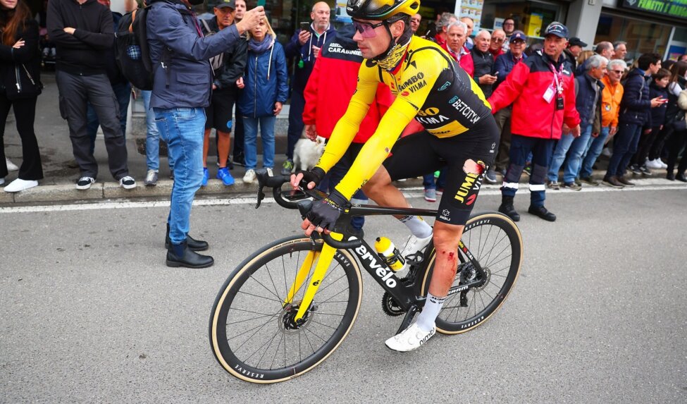 Roglic survives crash in eleventh stage of Giro d'Italia