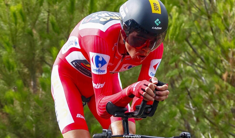 Kuss remains leader at Vuelta a España after good time trial