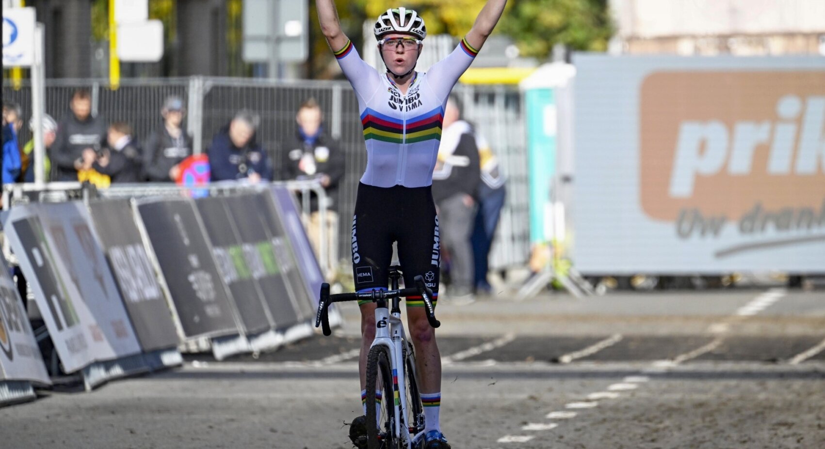 Van Empel continues winning streak with impressive victory in Overijse	