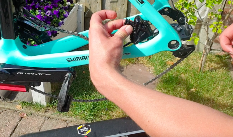 Bike tinkering: how to change the disc brake pads on a bike?